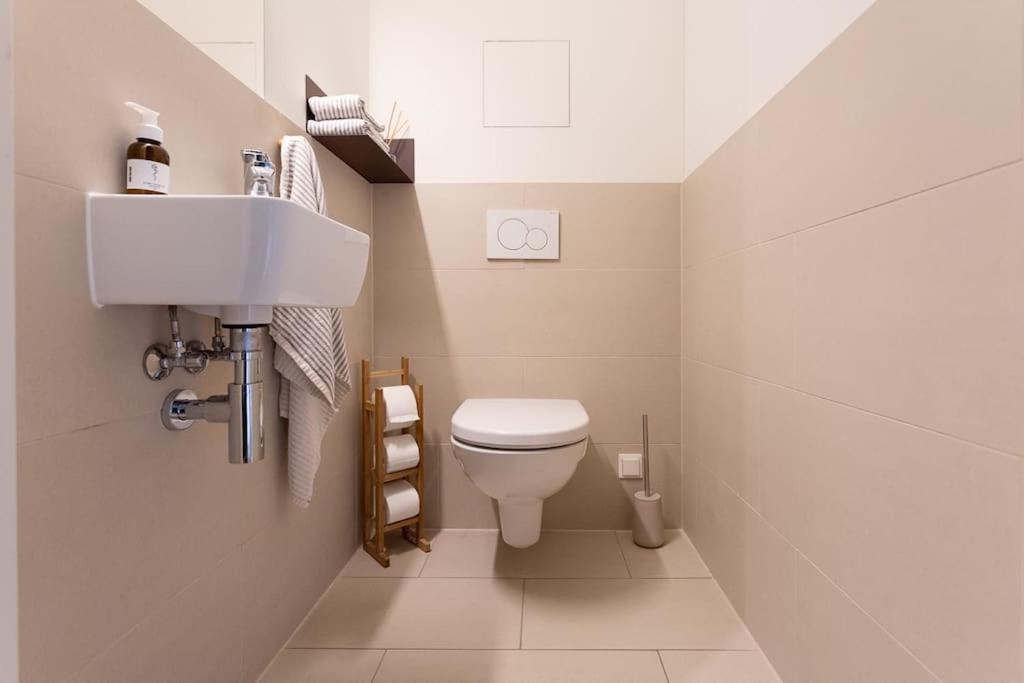 Dream - And Quiet With Ac And Free Parking Garage Apartment *